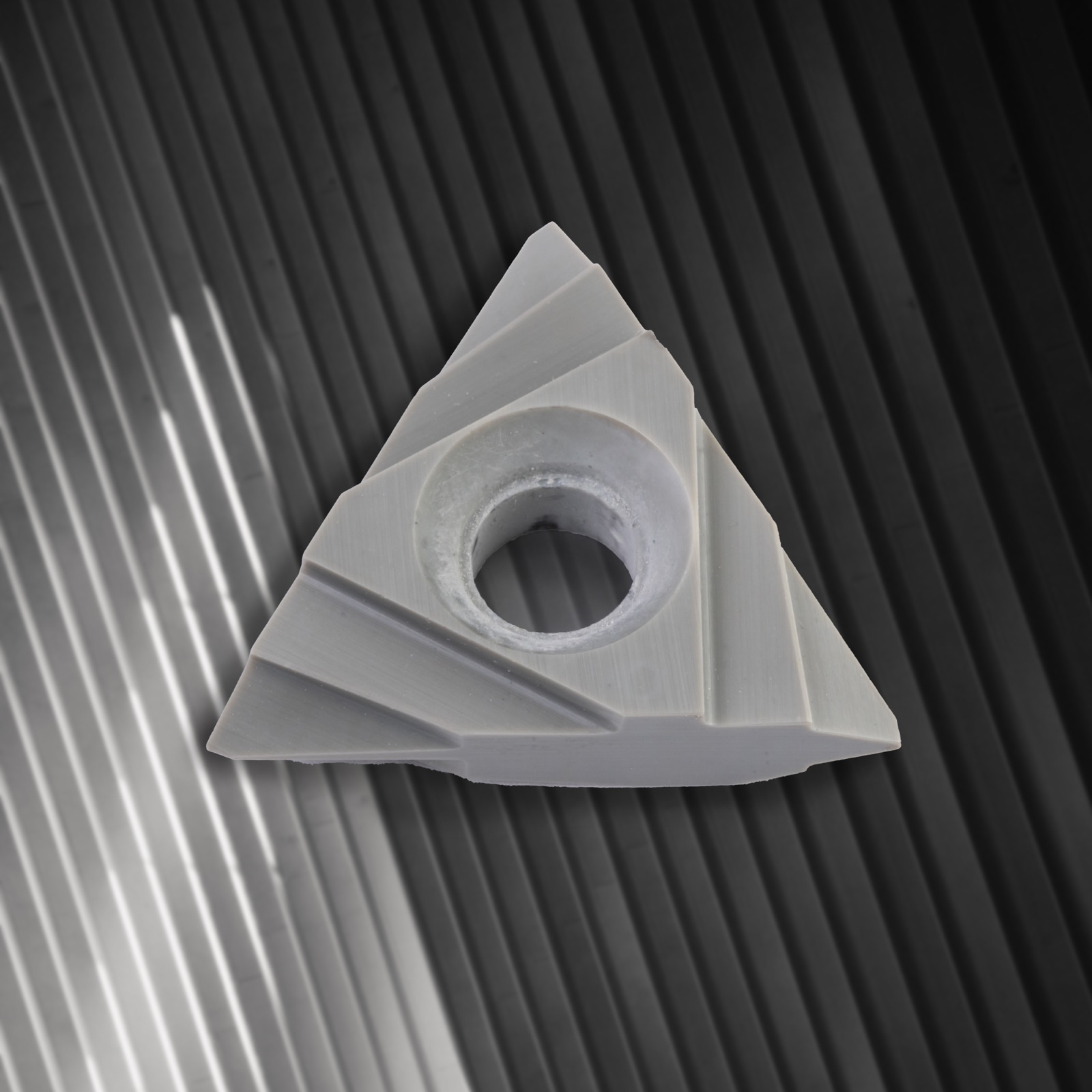 Triangular turning insert